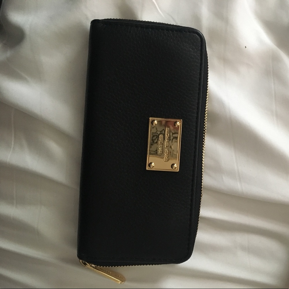 Large Michael Kors Zip Around Wallet