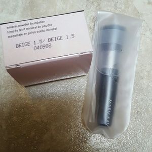 Bnib mary kay mineral foundation with brush