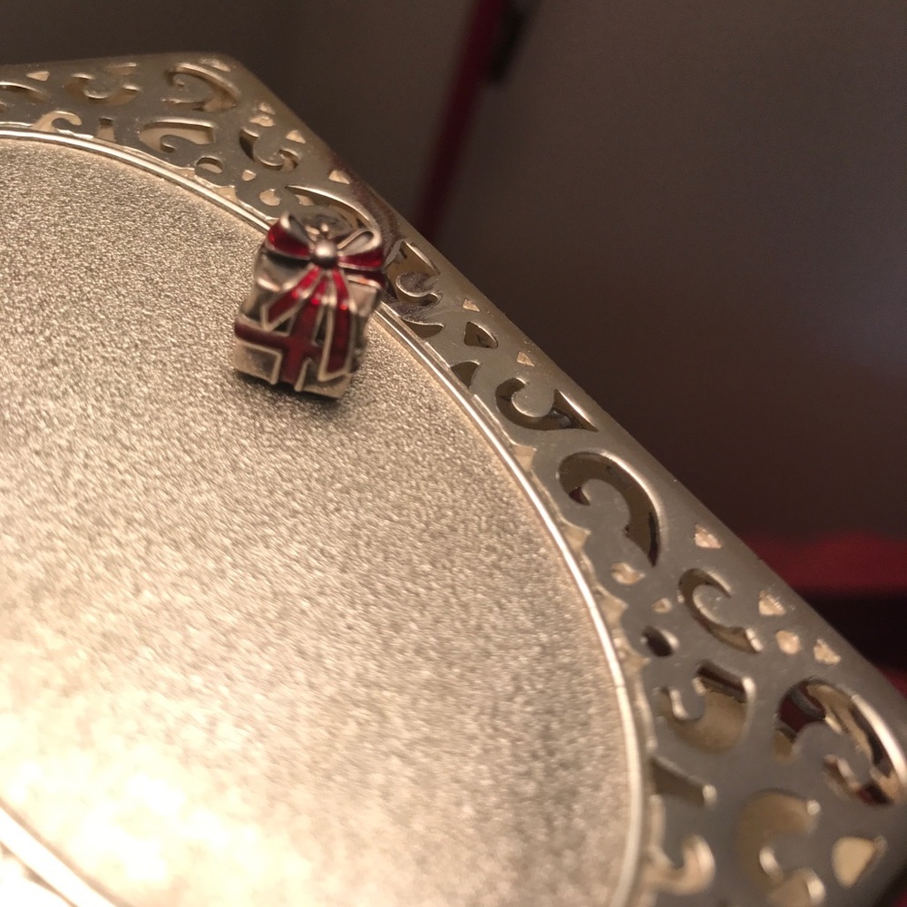 Pandora limited edition present charm