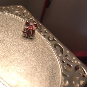 Pandora limited edition present charm