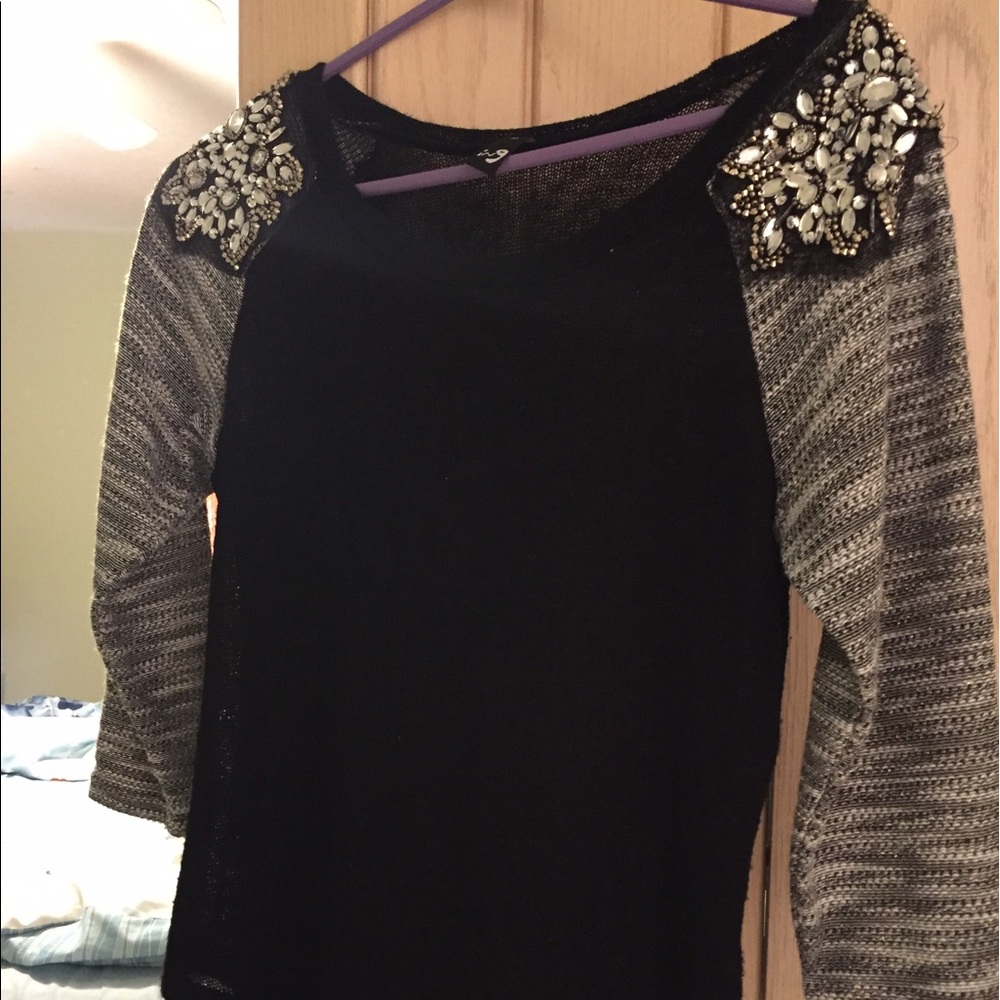 Super cute 3/4 sleeve shirt with Rhinestone Detail