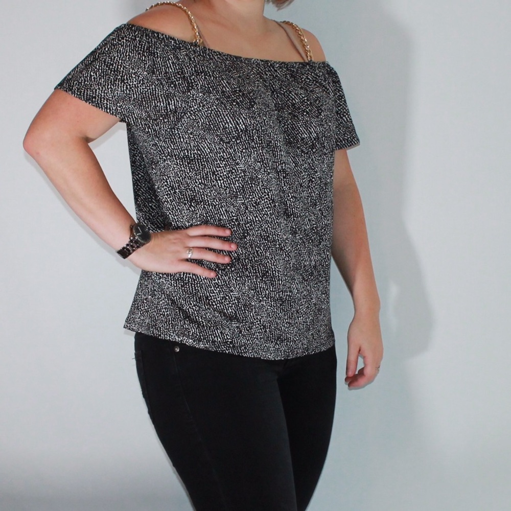 MICHAEL KORS✨ Black & White Cold Shoulder tank