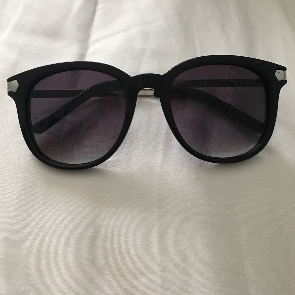 Sold. Guess Sunglasses