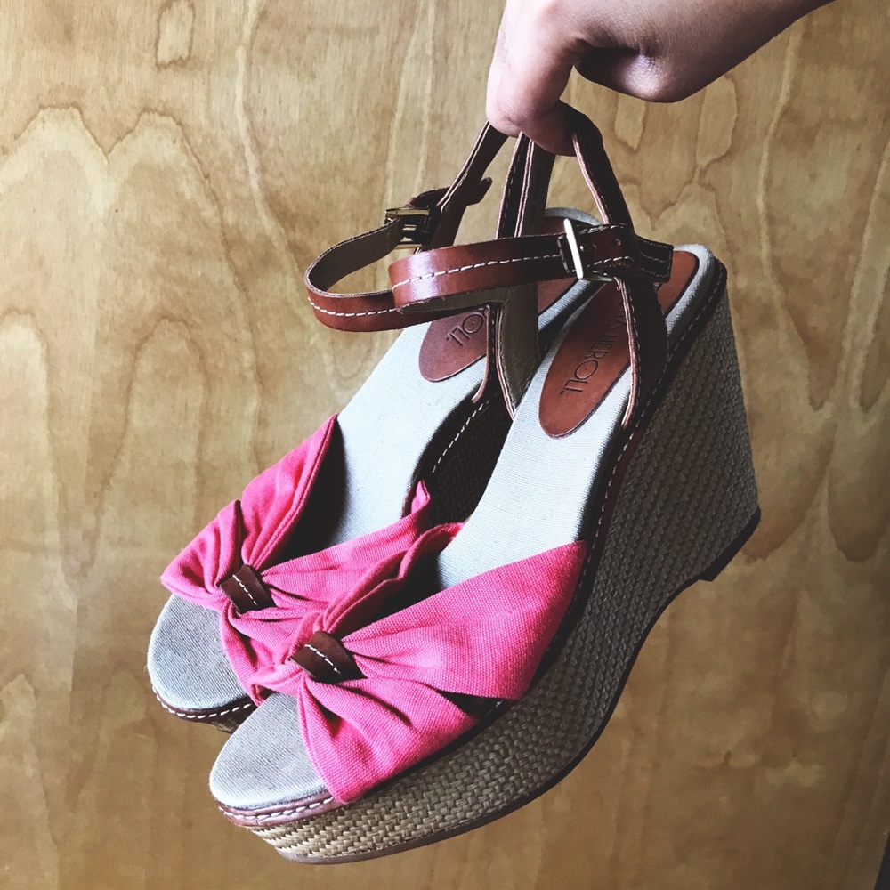 NWOT Vianeroll Coral Wedges