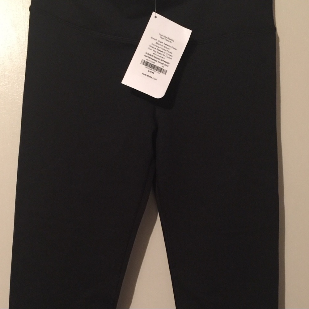 NEW Fabletics Black Small Capri Leggings NWT