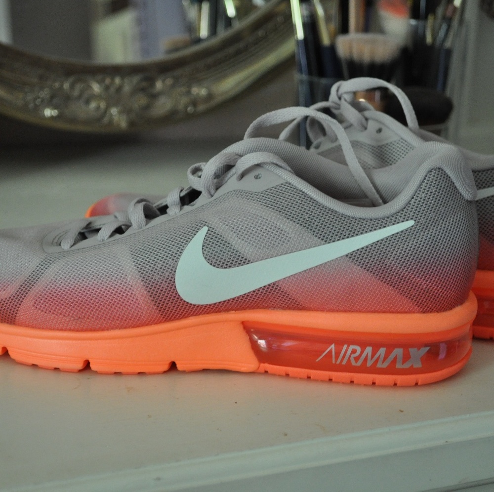 NWOT Nike grey and orange Airmax 8.5