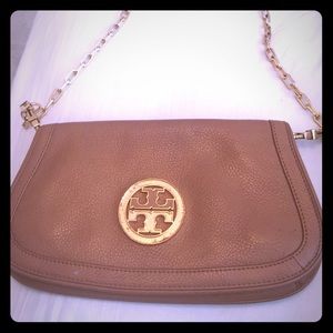 Tory burch Amanda logo clutch