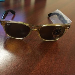 NWT Ray-Ban 2132 945/57 New Wayfarer Honey