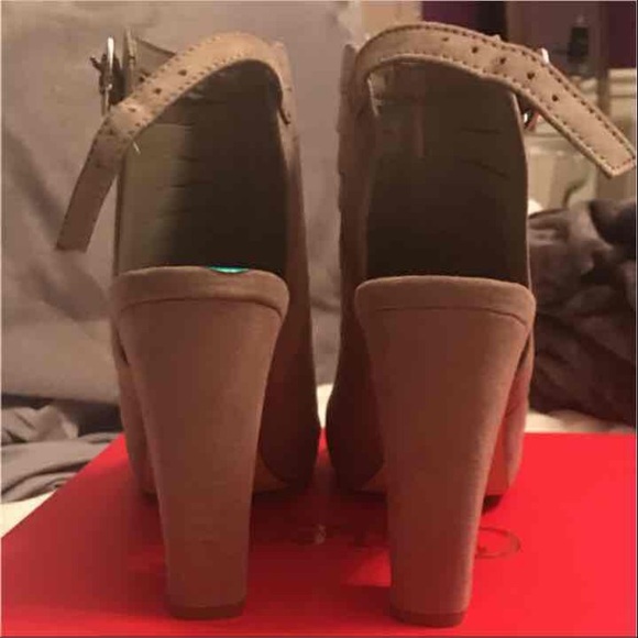 Taupe block heel - Picture 2 of 3