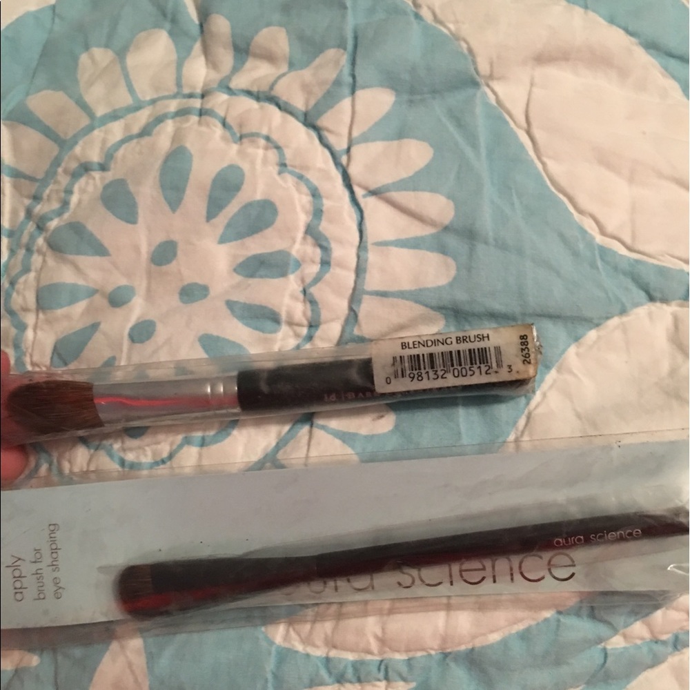 Bare Minerals and Aura Science brush bundle