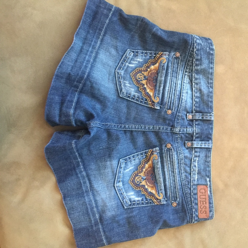 Guess Shorts with brown details on back pockets