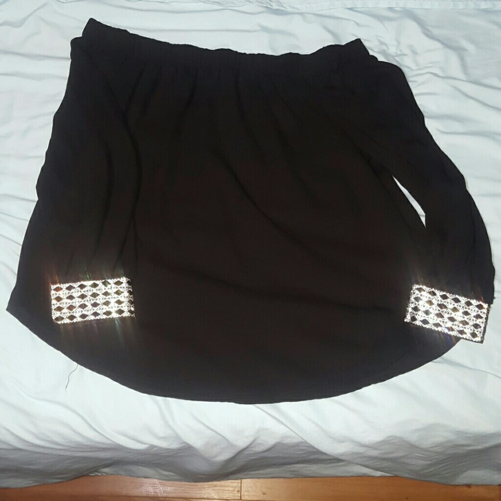 Beautiful off shoulders shirt with rhinestones.