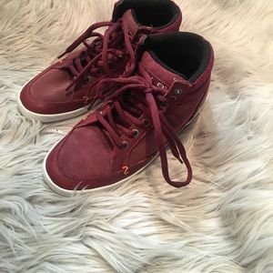 Hub high top tennis shoe