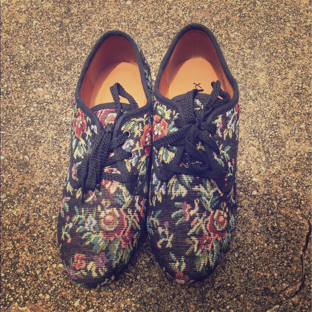 Floral Lace up loafer