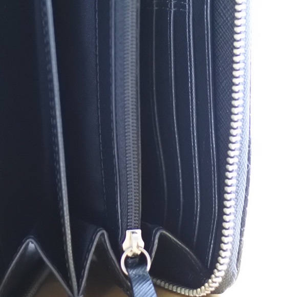 [SOLD] Black Coach Wallet - Picture 4 of 4