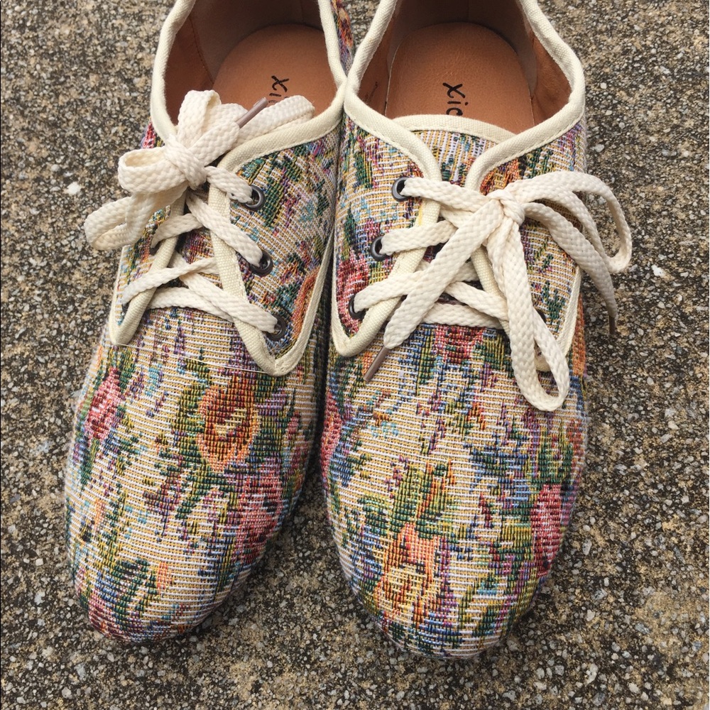 Cream Floral Lace up loafer