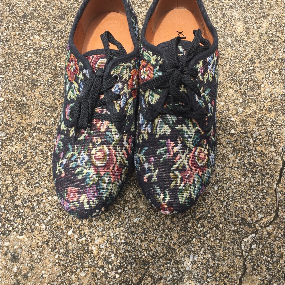 Black lace up floral loafer