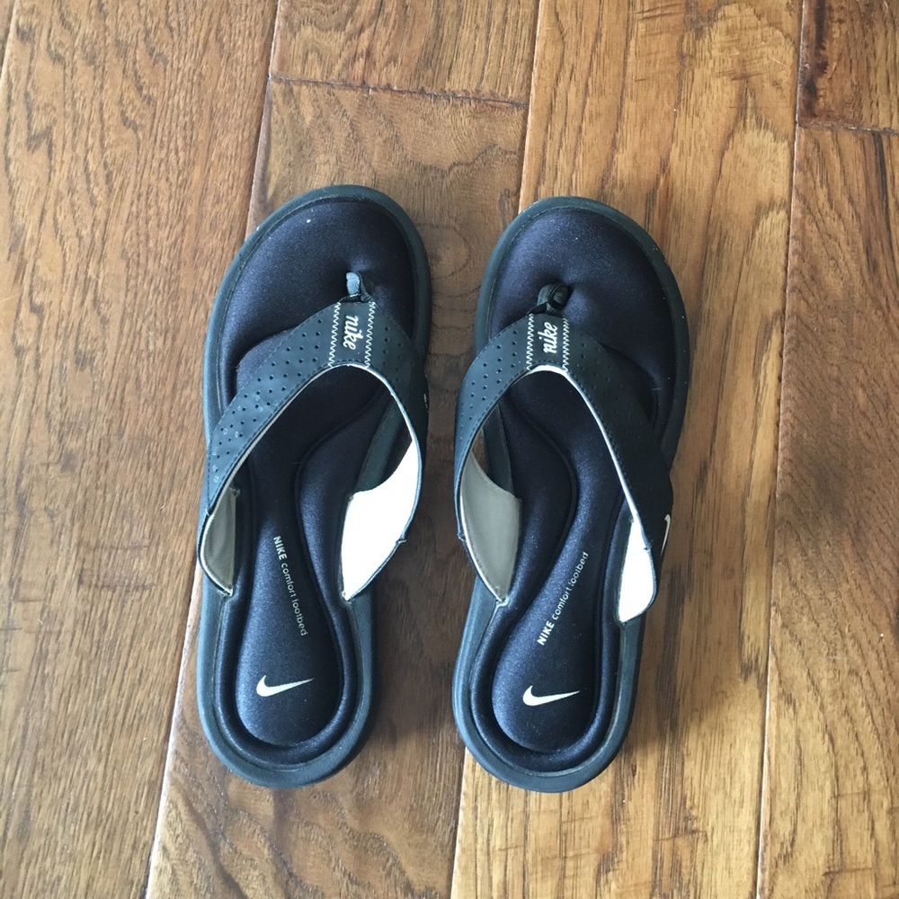 women's black nike flip flops