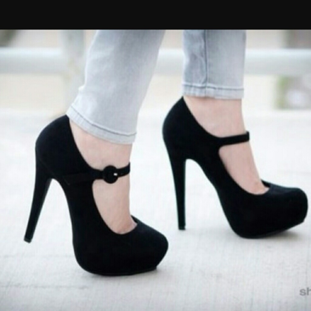 Black Mary Jane Pumps