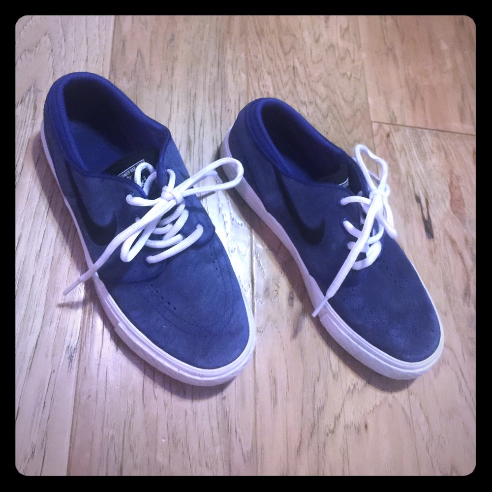 Boys NIKE Stefan Janoski shoes.