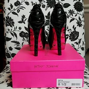 NIB Dita BLK Patent Heels