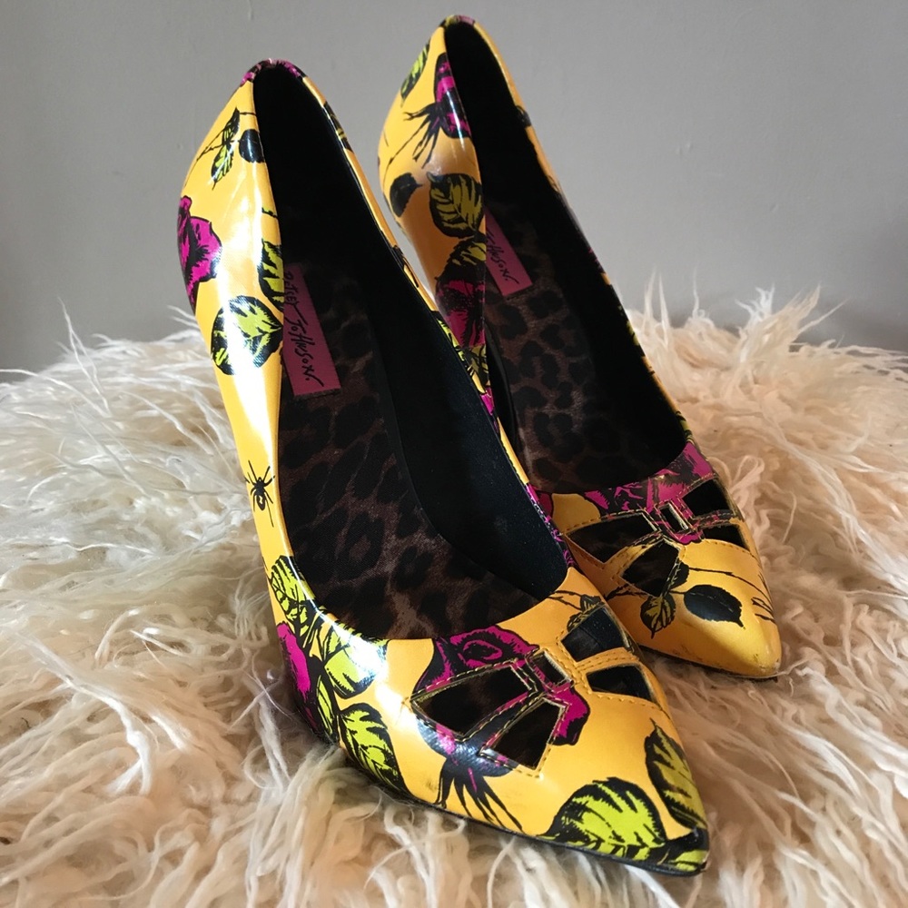 Betsey Johnson Trimm Yellow Pumps (Size:9)