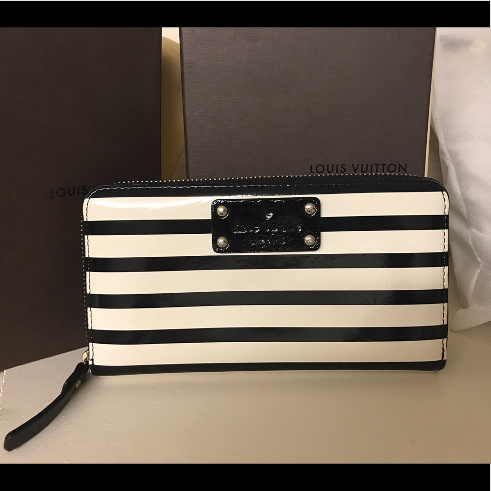 EUC Kate Spade "Stripe Lacey" Zip Around Wallet