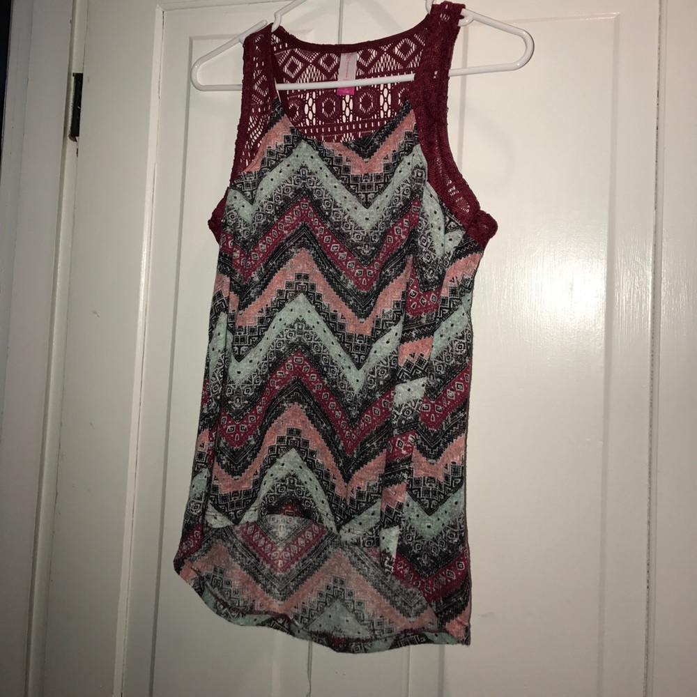 Chevron patterned tank