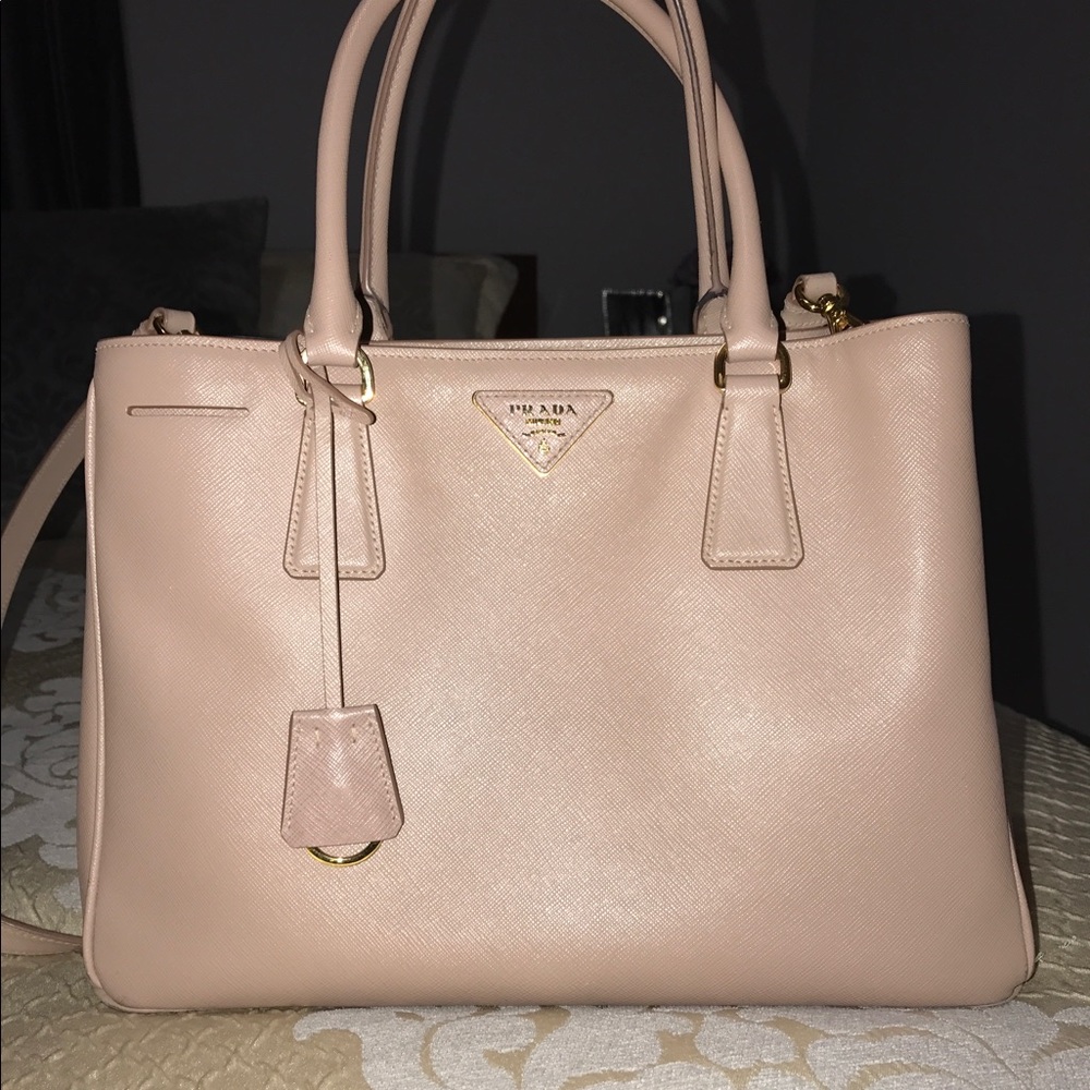 Prada Saffiano - Picture 1 of 3