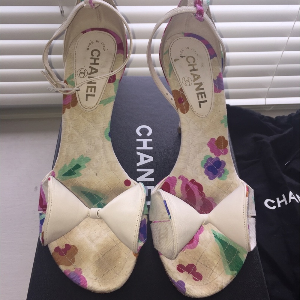 Limited Edition Chanel white bow open toe Heels!
