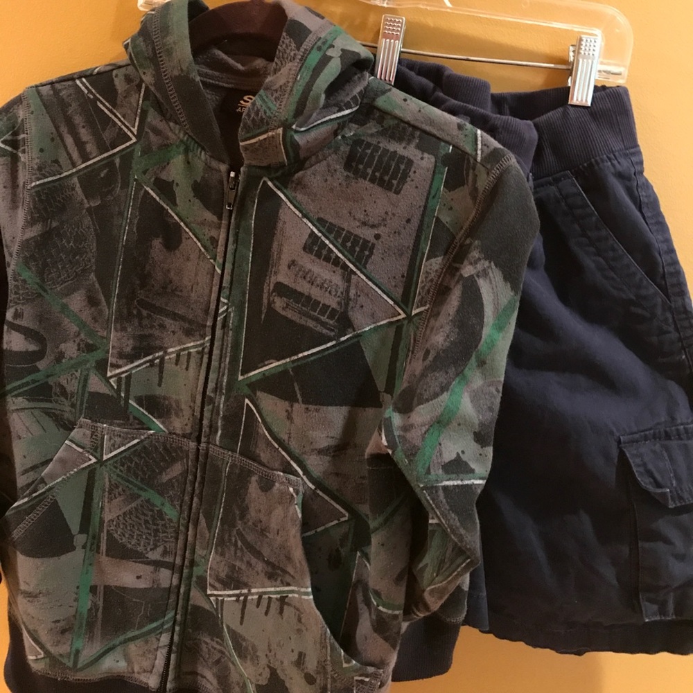Boys Sk8r hoodie + bonus Shorts 🚌