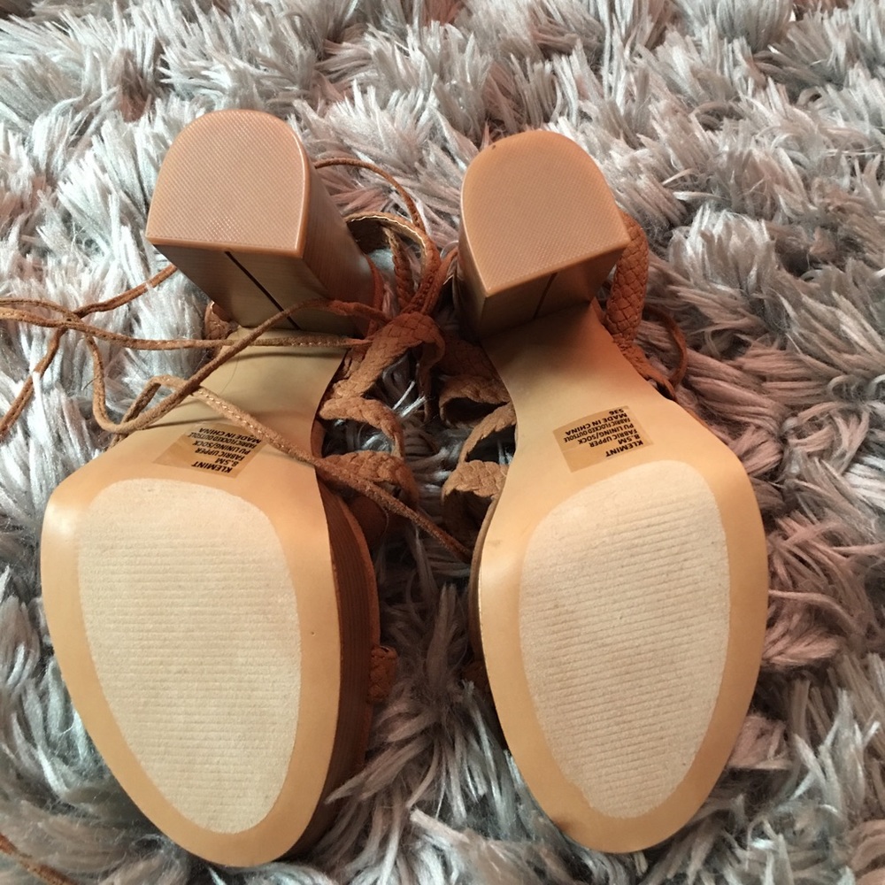 **SOLD** NWOT Steve Madden Lace Up Platforms - Picture 3 of 6