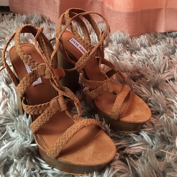 **SOLD** NWOT Steve Madden Lace Up Platforms - Picture 2 of 6