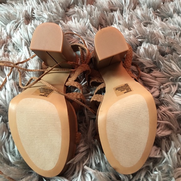 **SOLD** NWOT Steve Madden Lace Up Platforms - Picture 3 of 6