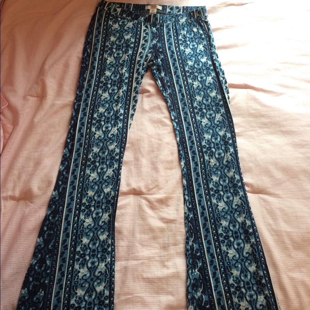 Soft & Stretchy blue/white pattern pants!