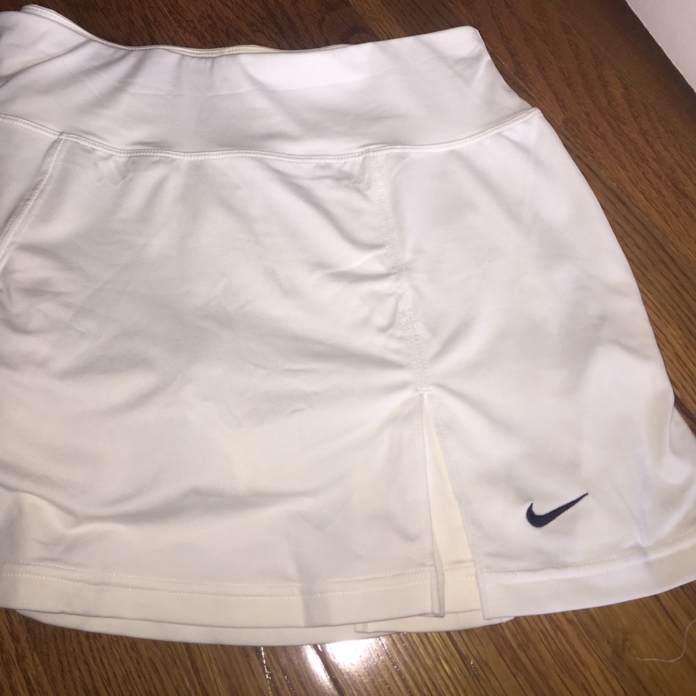 WHITE NIKE TENNIS / GOLF SKIRT / SKORT