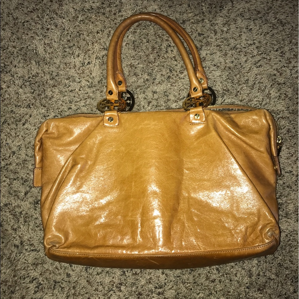 Tory Burch tan shoulder bag. Gold details