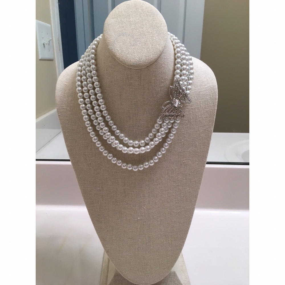Classy Peal Necklace & earring set w/ Crystal