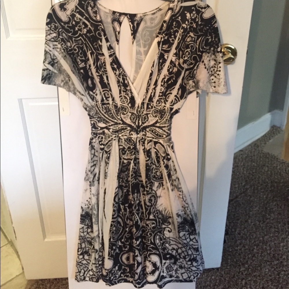 Black and white tunic dress