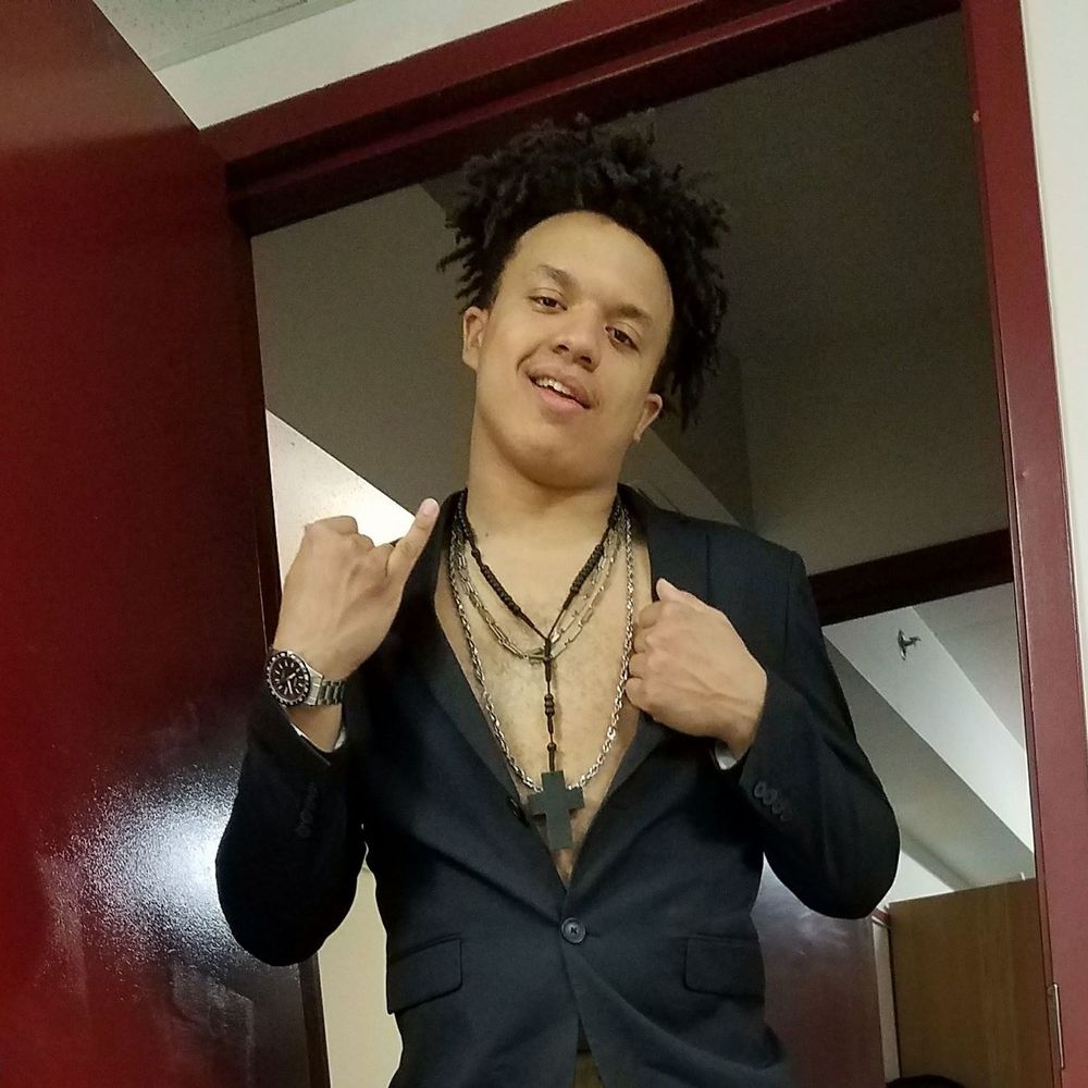 Meet your Posher, Akia