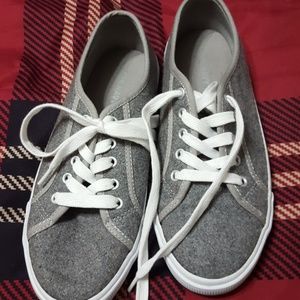 Grey tennis shoes