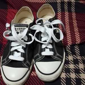 Black one star tennis shoes