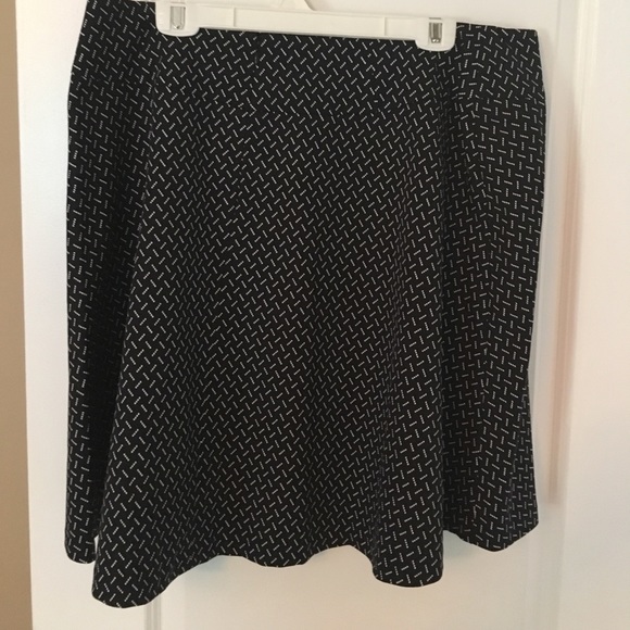 Never worn - black and white above knee skirt - Picture 3 of 4
