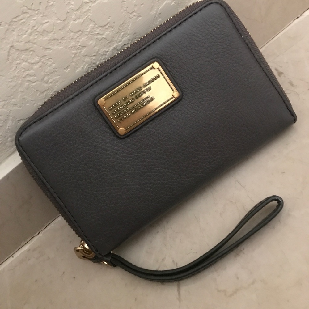 grey marc jacobs wallet wristlet