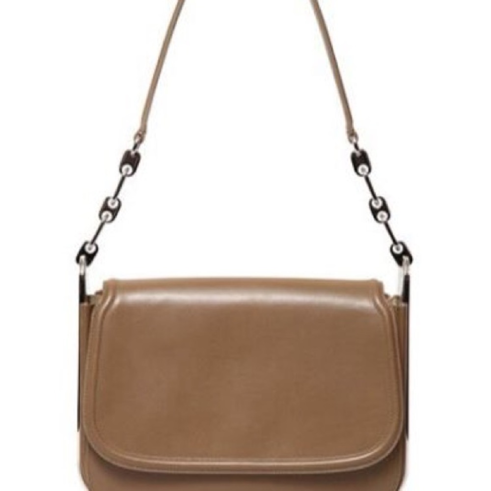 Gorgeous Ferragamo calfskin leather shoulder bag
