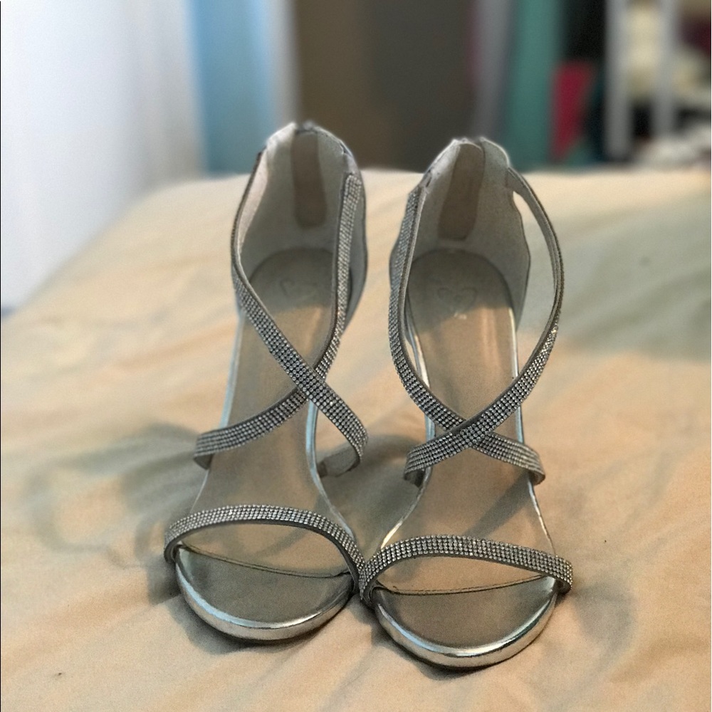 WINDSOR HEELS
