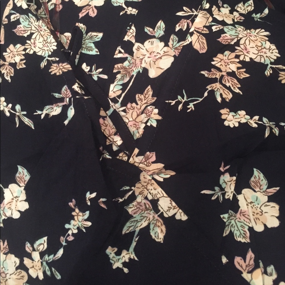 LAST ONE🔥 Crossback Floral Romper - Picture 4 of 4