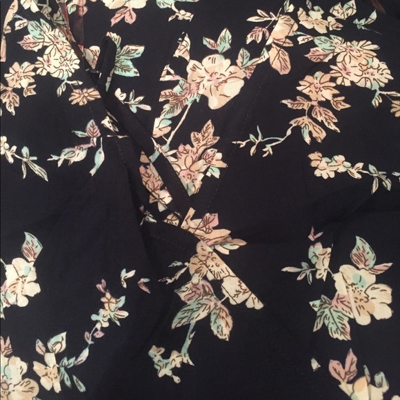 LAST ONE🔥 Crossback Floral Romper - Picture 4 of 4