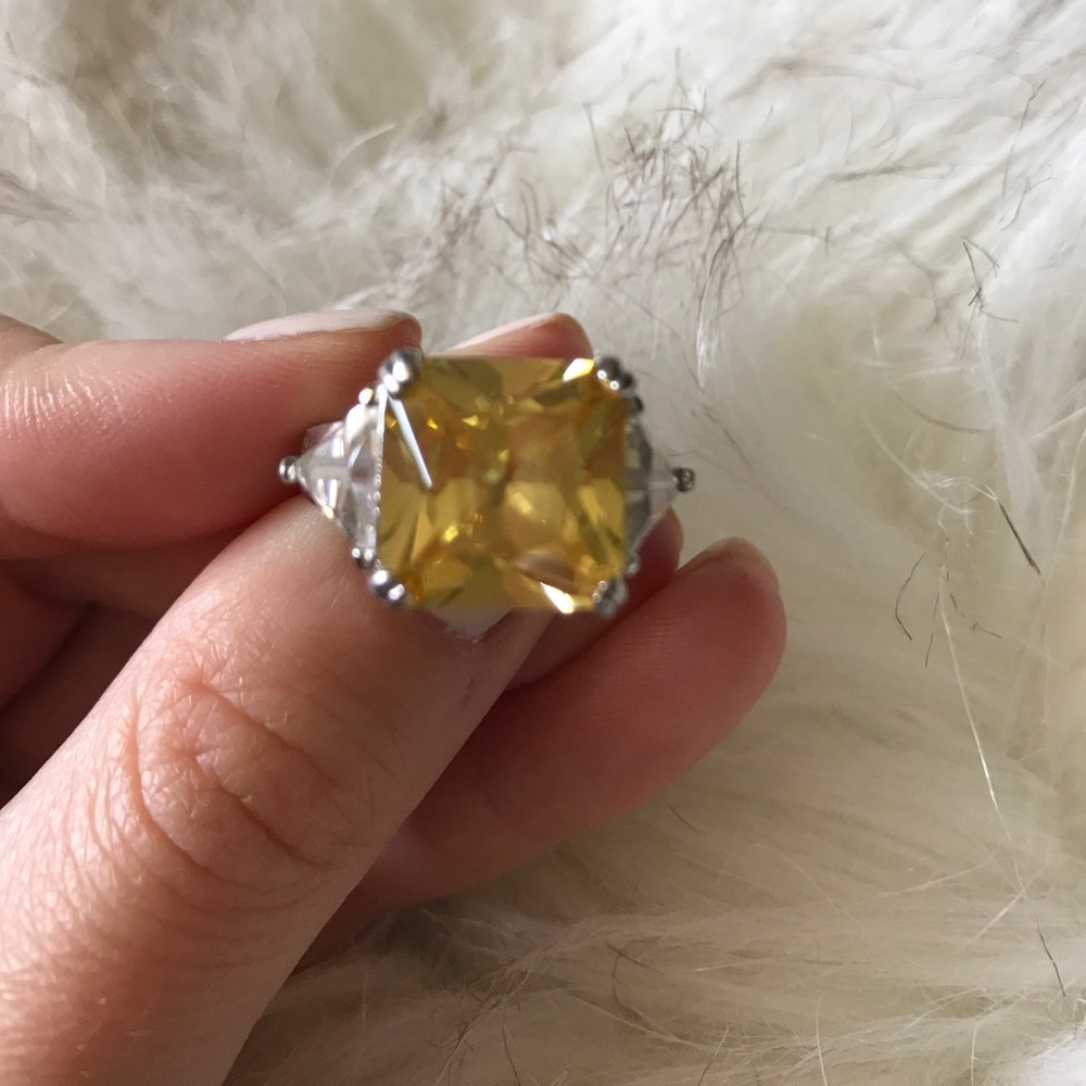 Gorgeous yellow gem stone ring