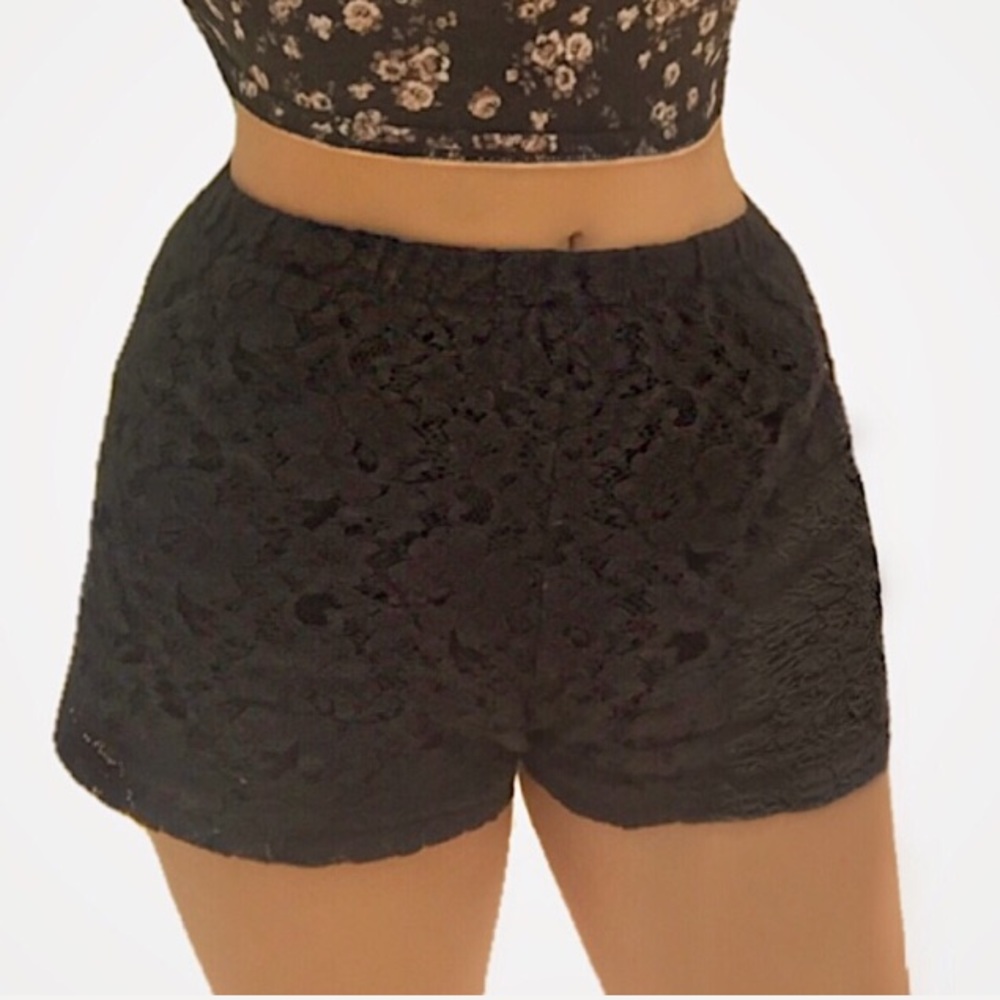 Floral crochet shorts 🖤